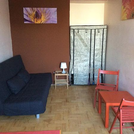 Comedy Apartment بودابست الغرفة الصورة