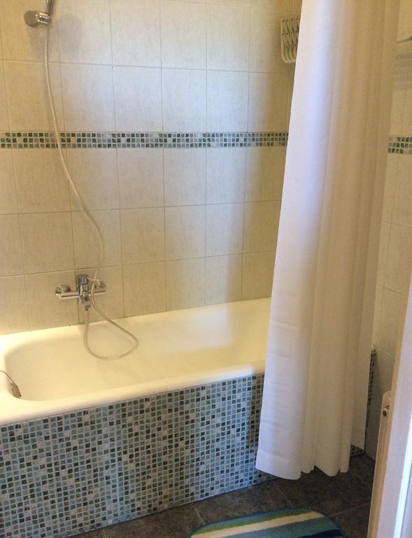 Comedy Apartment بودابست الغرفة الصورة