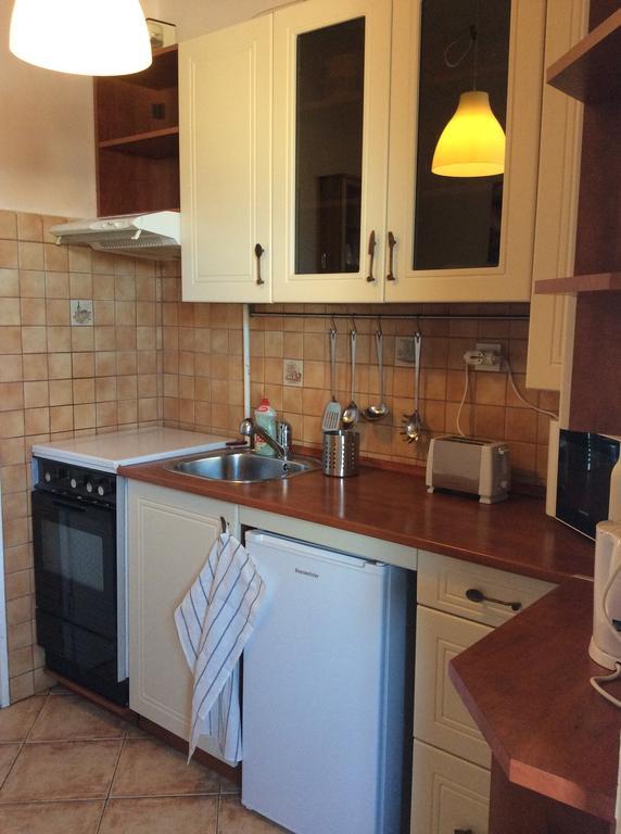 Comedy Apartment بودابست الغرفة الصورة